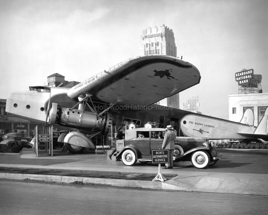 Mobil Oil 1932 Bobs Happy Landing Gas station.jpg